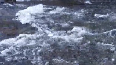 Greta Nehri 'nin Cumbria, İngiltere' de Keswick 'ten akışını gösteren 4k video.