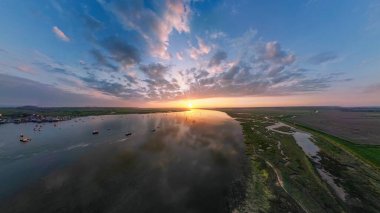 Suffolk, İngiltere 'deki Bawdsey Sahili' nde Deben Nehri üzerinde muhteşem bir günbatımı manzarası.
