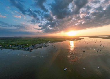 Suffolk, İngiltere 'deki Bawdsey Sahili' nde Deben Nehri üzerinde muhteşem bir günbatımı manzarası.