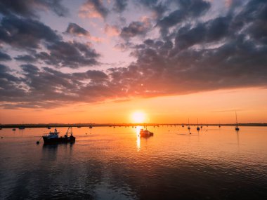 Suffolk, İngiltere 'deki Bawdsey Sahili' nde Deben Nehri üzerinde muhteşem bir günbatımı.