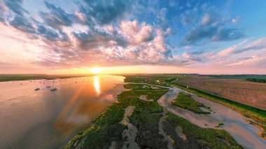 Suffolk, İngiltere 'deki Bawdsey Sahili' nde Deben Nehri üzerinde muhteşem bir günbatımı manzarası.