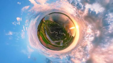 Suffolk, İngiltere 'deki Bawdsey Sahili' nde Deben Nehri üzerinde küçük bir gezegen manzarası.