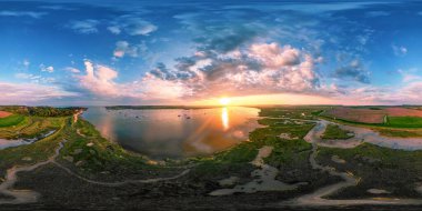 Suffolk, İngiltere 'deki Bawdsey Sahili' nde Deben Nehri üzerinde 360 derece hava manzarası.