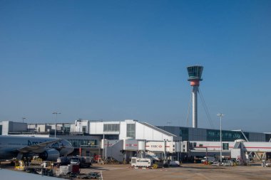 Londra, İngiltere 'deki Heathrow Havaalanı' ndaki kontrol kulesi.