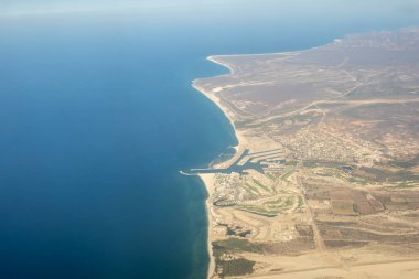 Baja California Sur, Meksika 'daki La Ribera' daki sahil ve marina.