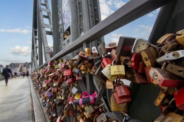 Frankfurt, Almanya 'daki Demir Köprü' de aşk kilitleri