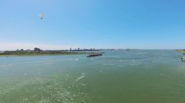 Hollanda 'daki Europort Rotterdam yakınlarında bulunan 4 km' lik bir zaman aralığı.