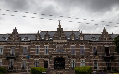 1944 yılında Hollanda 'daki Arnhem Muharebesi sırasında Müttefikler tarafından kullanılan eski St Elisabeth Hastanesi.
