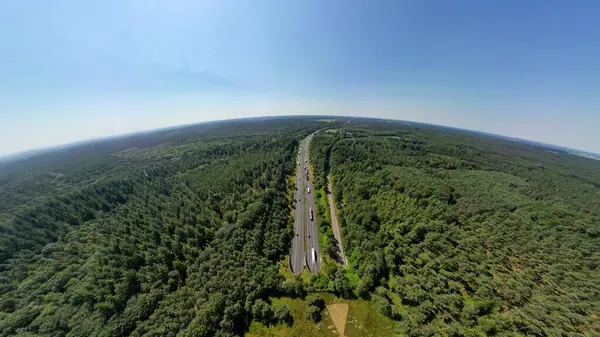 Hollanda 'nın Gelderland kentindeki Woeste Hoeve yakınlarındaki bir üst geçidin havadan görüntüsü.