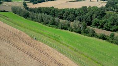 Doğu ve Batı Almanya arasındaki Teistungen, Thurugia, Almanya yakınlarındaki eski sınırın 4k drone görüntüleri