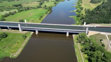 Wolmirstedt, Almanya yakınlarındaki Elbe Nehri 'ne yayılan Magdeburg Su Köprüsü' nün 4k drone görüntüleri.