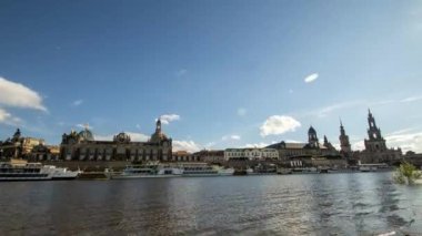 Almanya 'nın Dresden kentindeki Elbe Nehri kıyısındaki kentsel ufuk çizgisinin 4k zamanı