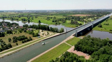Wolmirstedt, Almanya yakınlarındaki Elbe Nehri 'ne yayılan Magdeburg Su Köprüsü' nün 4k drone görüntüleri.