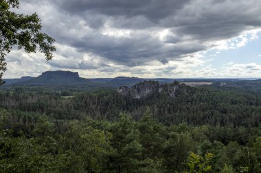 Saksonya, Almanya 'daki Sakson İsviçre Ulusal Parkı' nın üzerinde kara bulutlar