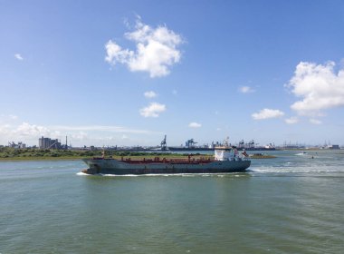 Kimyasal / petrol tankeri, Atlantik Mate, Hollanda Rotterdam 'a yaklaşıyor.