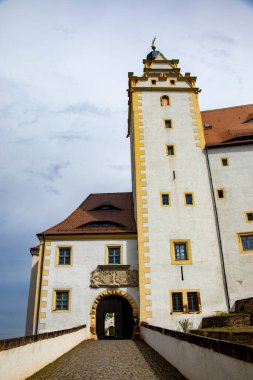 Almanya 'nın Colditz kentine bakan tarihi Colditz Şatosu