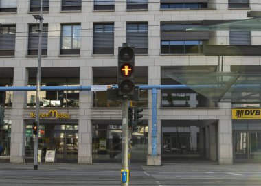 Dresden, Saksonya, Almanya 'da ikonik bir Doğu Alman yaya geçidi ışığı