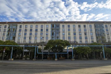 Dresden, Saksonya, Almanya 'da yer altı sularını azaltmak için yer üstü boru sistemi kullanılıyor.