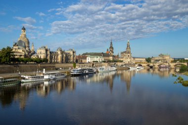 Dresden, Saksonya, Almanya 'daki Elbe Nehri boyunca uzanan Eski Şehrin ufuk çizgisi