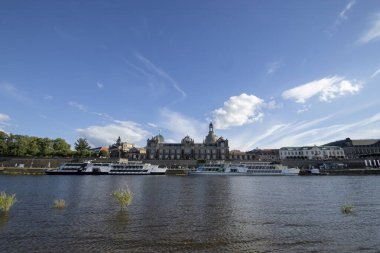 Dresden, Saksonya, Almanya 'daki Elbe Nehri boyunca uzanan Eski Şehrin ufuk çizgisi