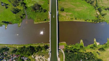 Almanya 'nın Wolmirstedt kenti yakınlarındaki Elbe Nehri' ni kaplayan Magdeburg Su Köprüsü 'nün hava görüntüsü.