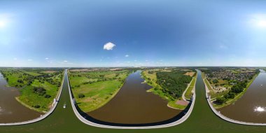 Almanya 'nın Wolmirstedt kenti yakınlarındaki Elbe Nehri boyunca uzanan Magdeburg Su Köprüsü' nün 360 derecelik hava görüntüsü.