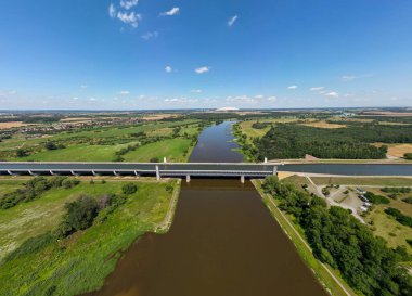 Almanya 'nın Wolmirstedt kenti yakınlarındaki Elbe Nehri' ni kaplayan Magdeburg Su Köprüsü 'nün hava görüntüsü.