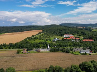 Teistungenburg, Thüringen, Almanya 'da Doğu ve Batı Almanya arasındaki eski sınır kapısının hava görüntüsü