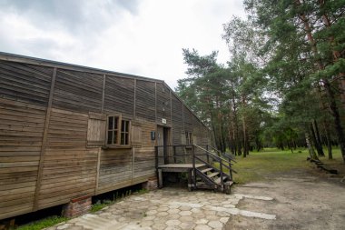 Polonya, Lubusz, Zagan 'daki Stalag Luft III savaş esirleri kampı müzesindeki esir kulübesinin kopyası.