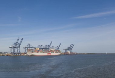 Konteynır gemisi OOCL Türkiye, Suffolk, İngiltere 'deki Felixstowe limanına yanaştı.