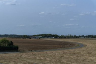 Eski havaalanı, Framlingham İstasyonu 153 'ün Parham, Suffolk, İngiltere' deki uzak bölgelerine bakan...