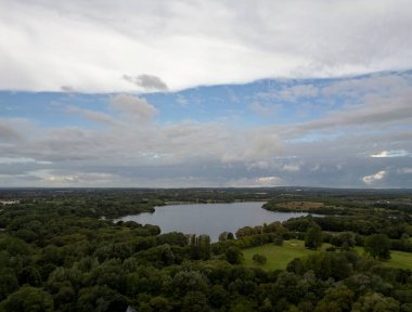 Leigh, Manchester, İngiltere yakınlarındaki Pennington Flash Doğa Koruma Alanı 'nın hava görüntüsü.