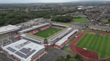 Manchester, İngiltere 'deki Leigh Spor Köyü' nün 4k drone görüntüleri.