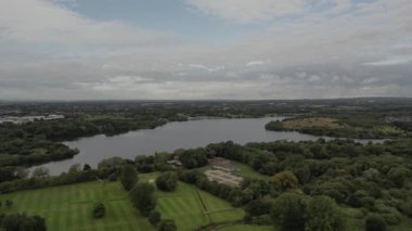 Leigh yakınlarındaki Pennington Flash Doğa Rezervi 'nin 4k insansız hava aracı görüntüleri, Manchester, İngiltere