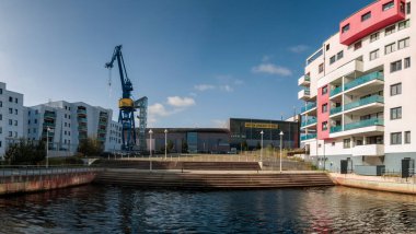 Almanya 'nın Rostock kentindeki denize bakan daireler.