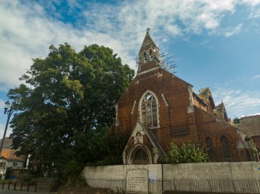 Ipswich, Suffolk, İngiltere 'deki eski bir kilisede St. Michael Halk Merkezi' nin yanmış kalıntıları.