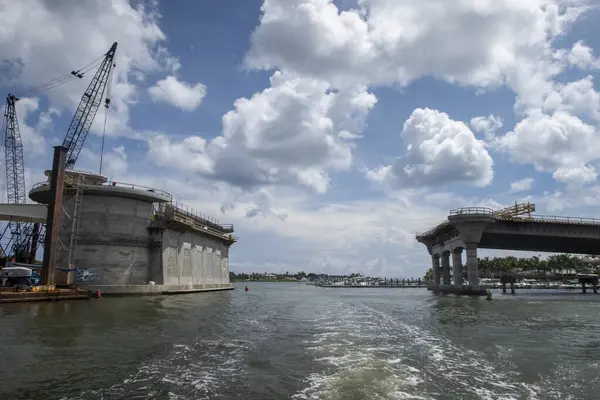 Yeni karayolu köprüsü Jupiter, Florida, ABD 'deki Loxahatchee Nehri üzerinde yapım aşamasında.