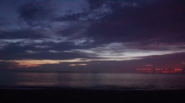 Juno Beach, Florida, ABD 'de renkli bir gündoğumunun 4K zamanı