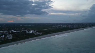 4k drone görüntüleri Juno Beach, Florida, ABD 'de renkli bir gündoğumunun görüntüleri.