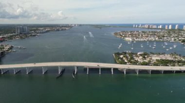 Blue Heron Köprüsü 'nün 4K görüntüsü ve Riviera Beach, Florida, ABD' de şnorkel izleri.