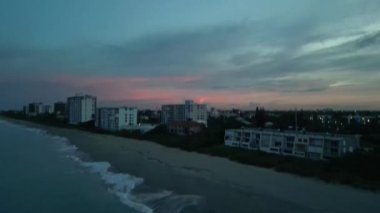 4k drone görüntüleri Juno Beach, Florida, ABD 'de renkli bir gündoğumunun görüntüleri.