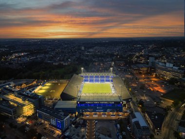 Ipswich Town FC 'nin evi, Ipswich, Suffolk, İngiltere' de gece vakti Portman Yolu 'nun hava görüntüsü.