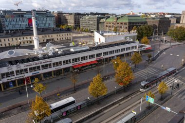 Helsinki, Finlandiya 'nın merkezindeki Lasipalatsi' de otobüs ve tramvay duraklarına bakıyorum.