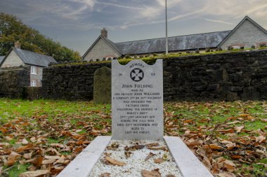 Er John Williams 'ın mezarı, 1879' daki Rorke 's Drift Muharebesi sırasında, St Michaels Kilisesi, Cwmbran, Galler' de Victoria Haçı ile ödüllendirildi.