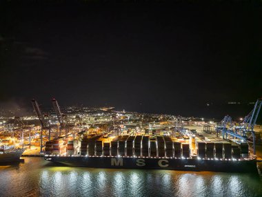  Suffolk, İngiltere 'deki Felixstowe Limanı' ndaki bir konteyner gemisinin hava görüntüsü.