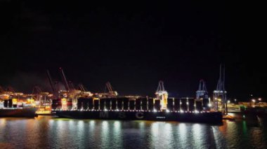 Suffolk, İngiltere 'deki Felixstowe Limanı' ndaki bir konteynır gemisinin 4K görüntüsü.