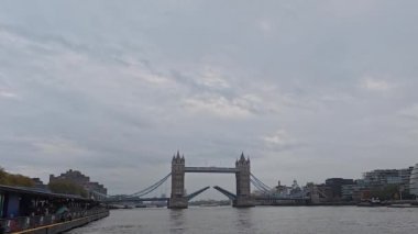 Tower Bridge 'in Londra, İngiltere' deki baskülü yükselttiği 4k video.