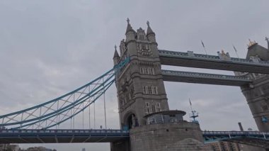 Londra, İngiltere 'deki ikonik Tower Bridge' in 4k videosu.