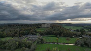 İngiltere, Leicestershire 'da Melton Mowbray yakınlarındaki Belvoir Kalesi' nin 4k hava görüntüsü.
