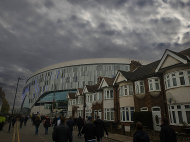İngiltere 'nin kuzeyindeki Tottenham Hotspur Stadyumu üzerinde gri bulutlar var.